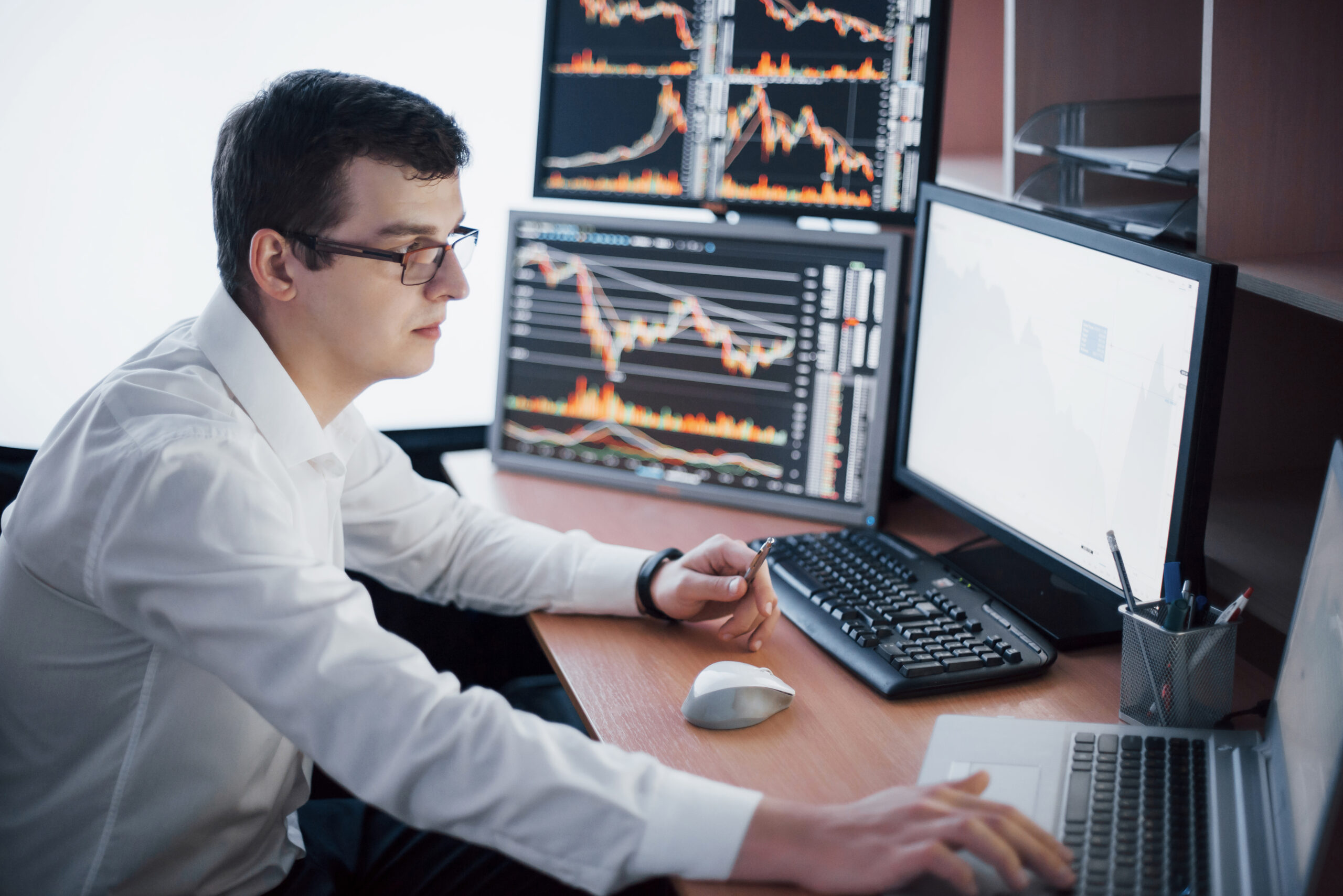 Trader En Monitor Para Entrar Con Ordenes De Inversión.